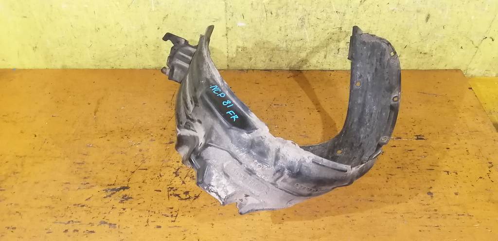 подкрылок Toyota Sienta