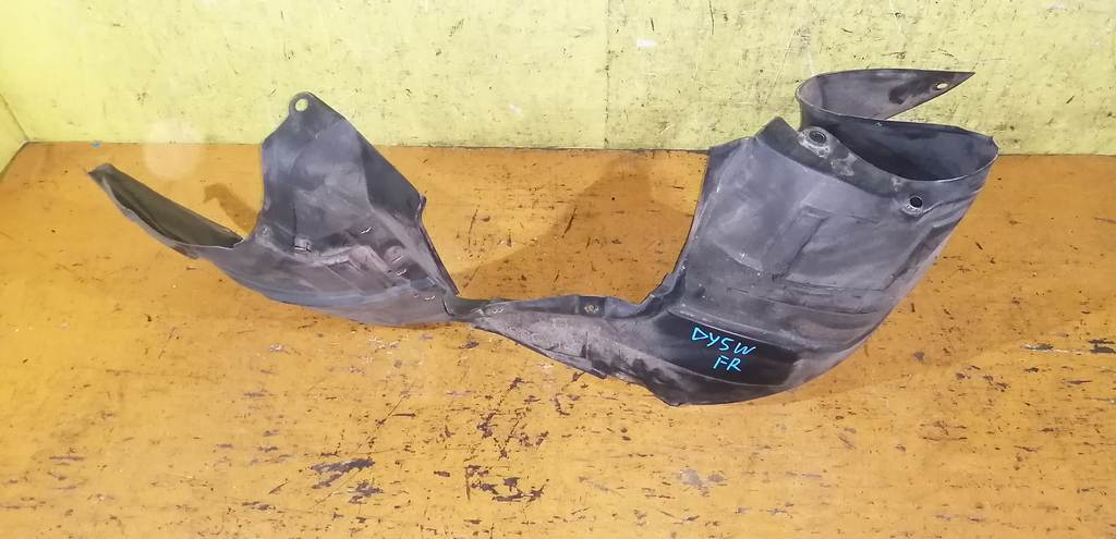 подкрылок Mazda Demio