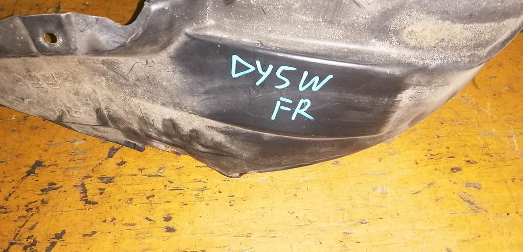 подкрылок Mazda Demio