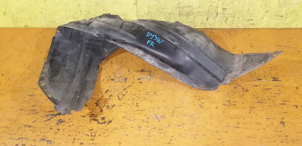 подкрылок Mazda Demio