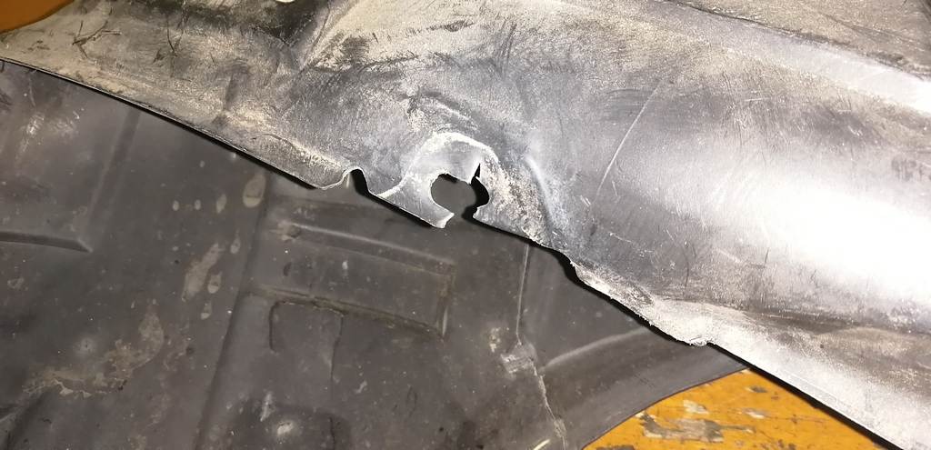 подкрылок Mazda Demio