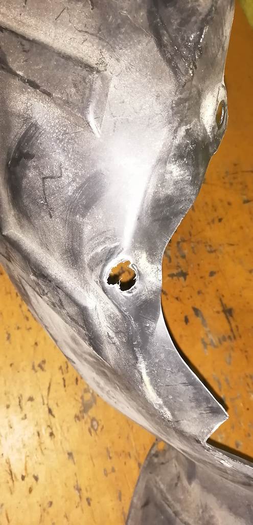 подкрылок Mazda Demio