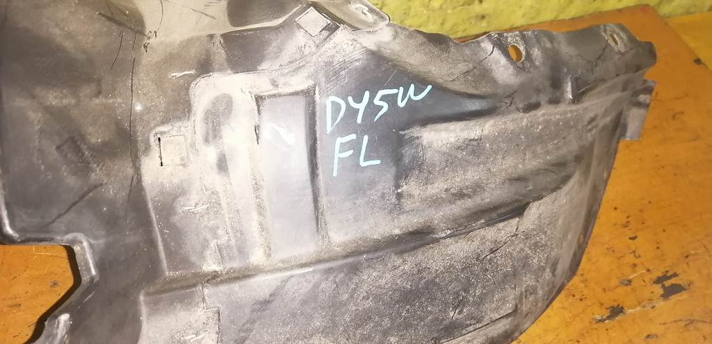 подкрылок Mazda Demio