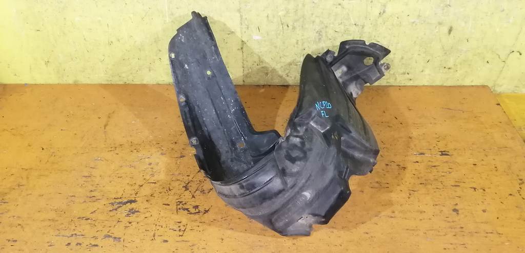 подкрылок Toyota Funcargo