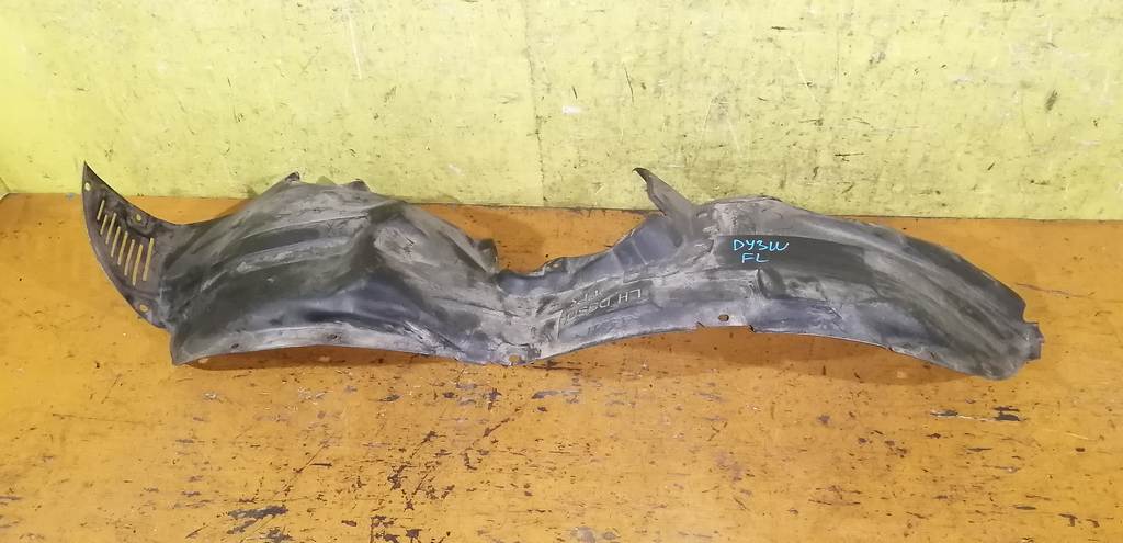 подкрылок Mazda Demio