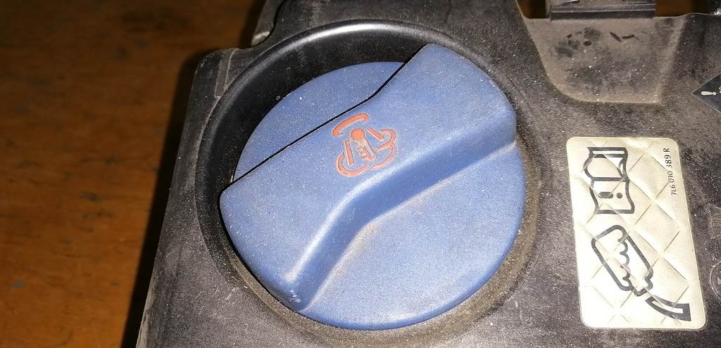 бачок расширительный Volkswagen Touareg