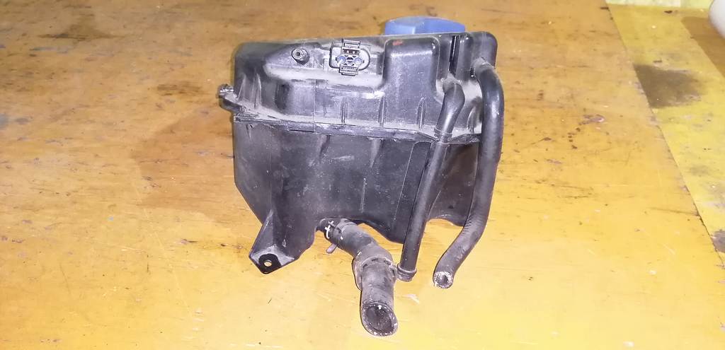 бачок расширительный Volkswagen Touareg