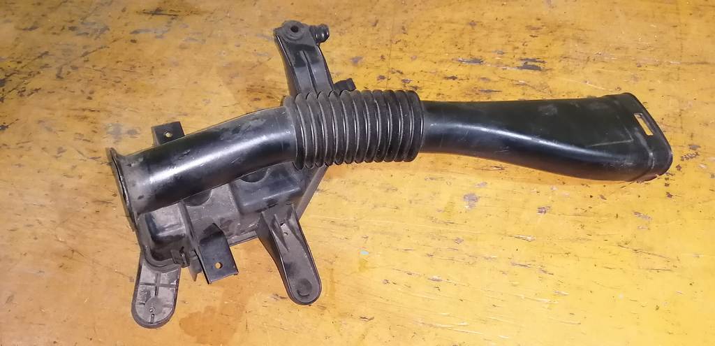 воздухозаборник Mazda Axela