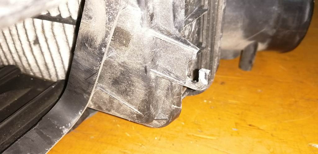 корпус воздушного фильтра Mitsubishi Outlander