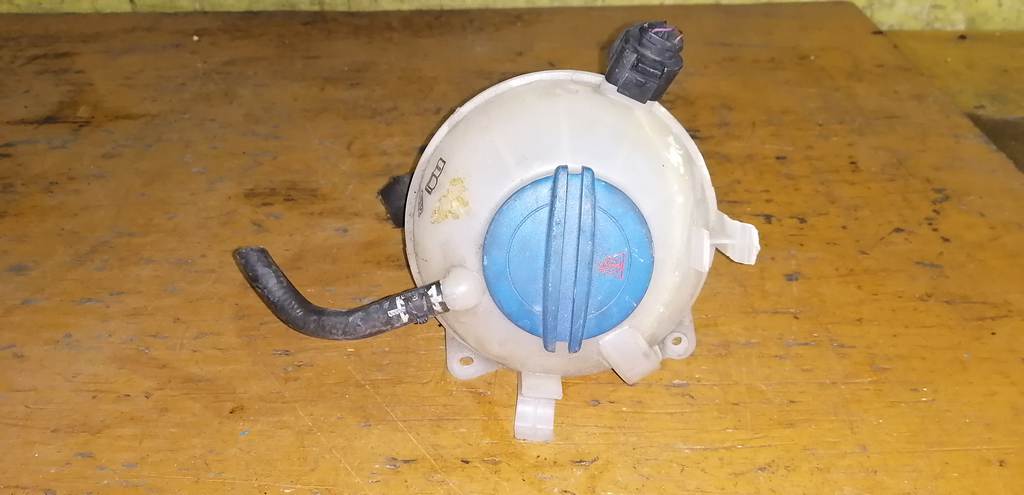 бачок расширительный Volkswagen Golf