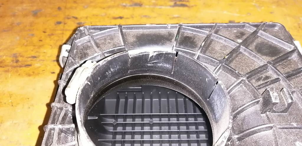 корпус воздушного фильтра Nissan Cube