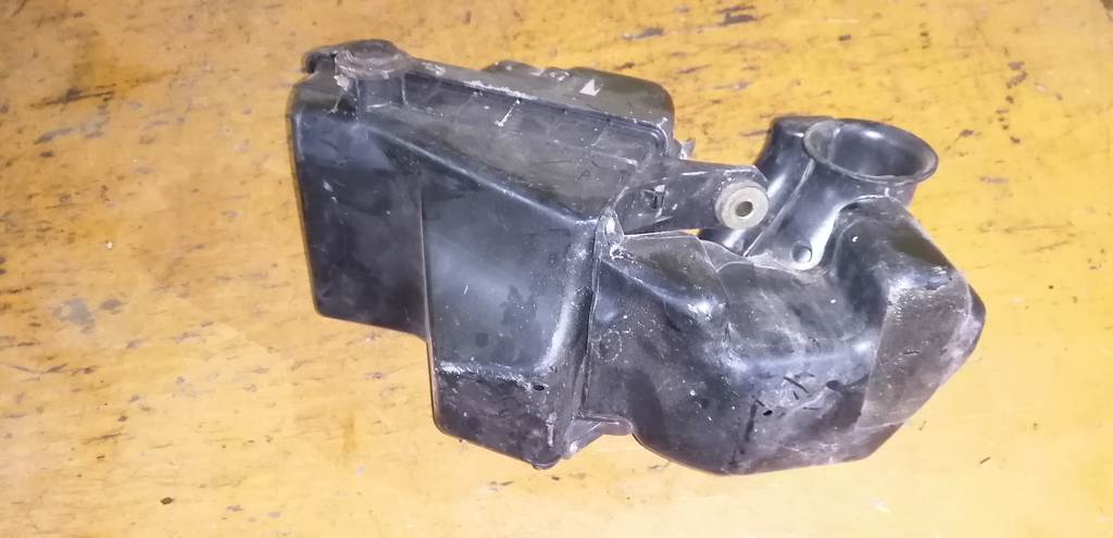 корпус воздушного фильтра Mazda Demio