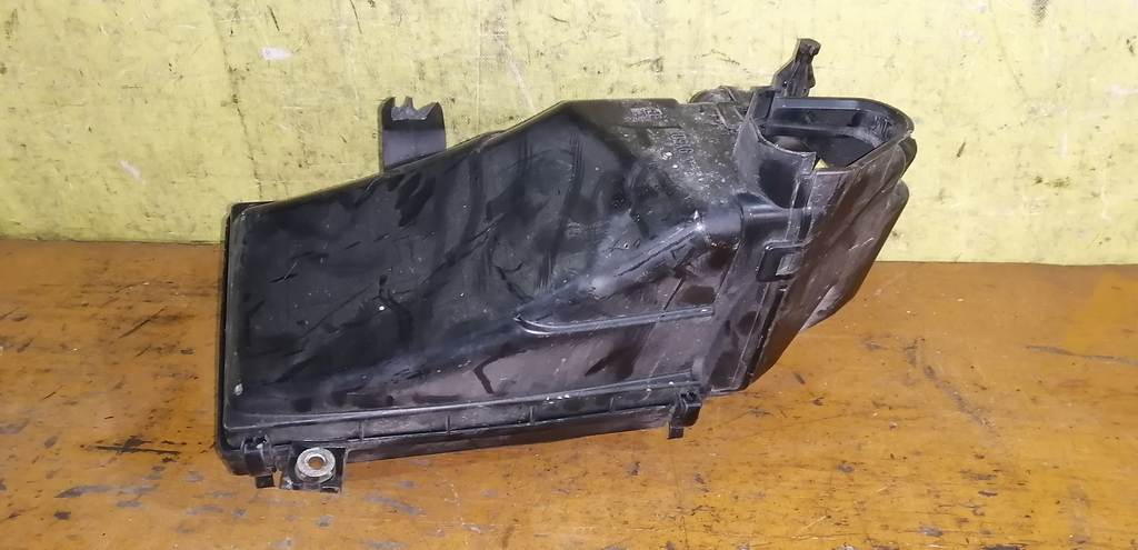 корпус воздушного фильтра Nissan Presage