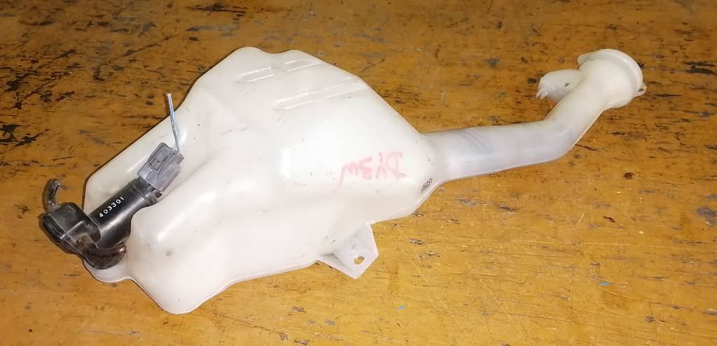 бачок омывателя Mazda Demio