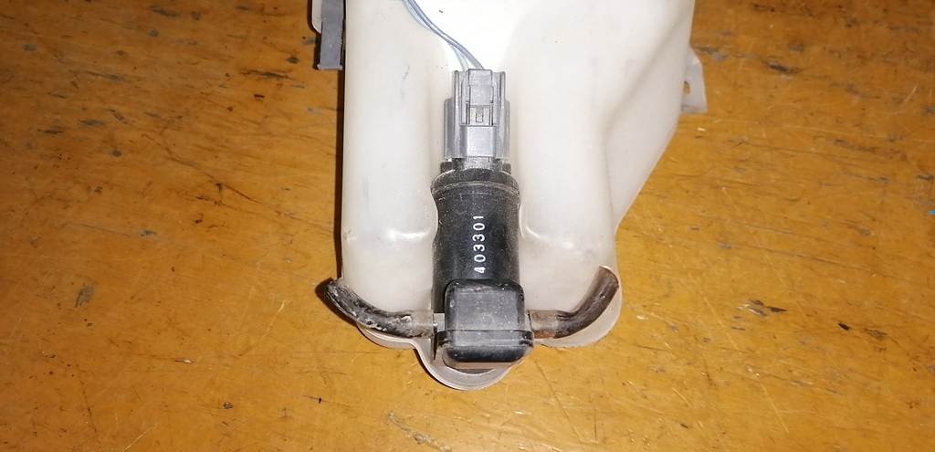 бачок омывателя Mazda Demio