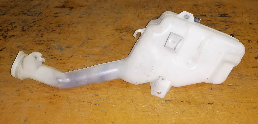 бачок омывателя Mazda Demio