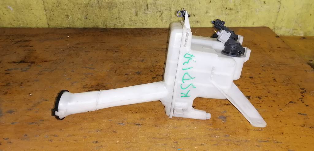 бачок омывателя Toyota Vitz