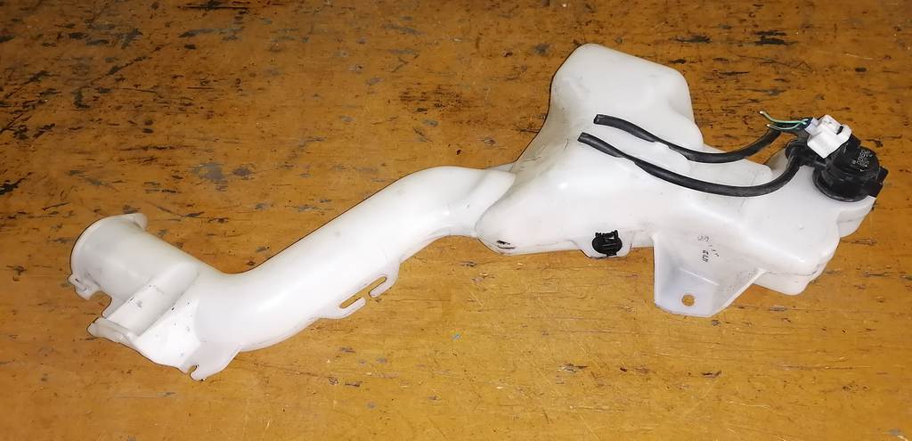 бачок омывателя Mitsubishi Colt