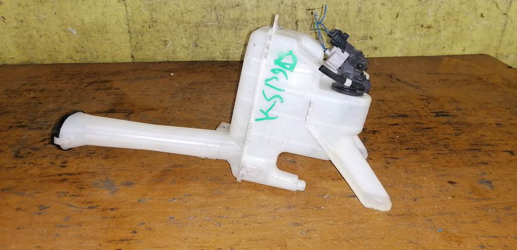 бачок омывателя Toyota Vitz