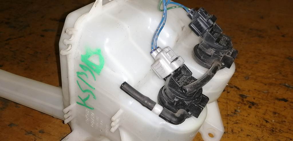 бачок омывателя Toyota Vitz