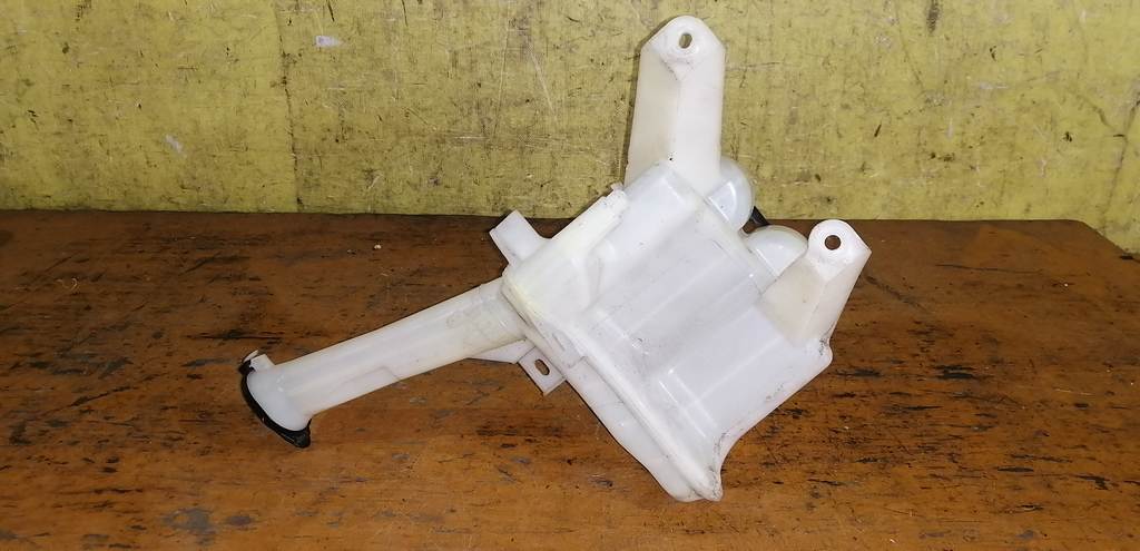 бачок омывателя Toyota Vitz