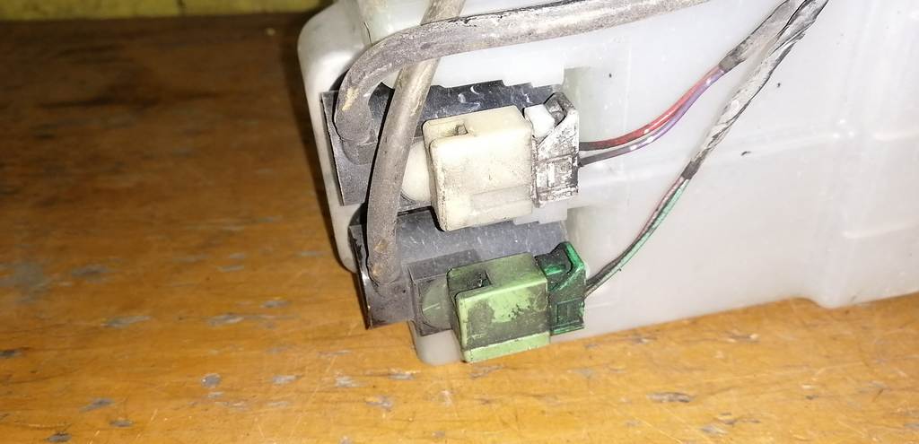 бачок омывателя Nissan Cube