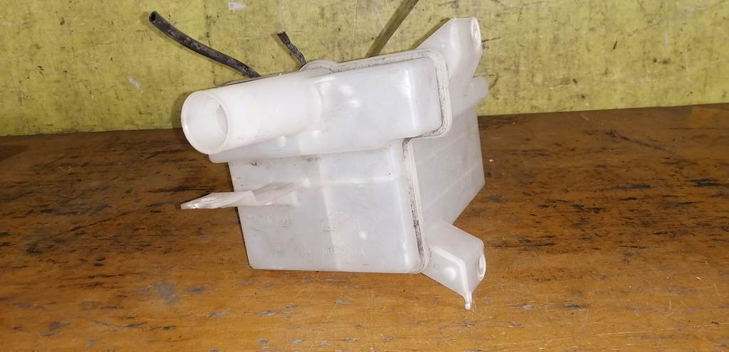 бачок омывателя Nissan Cube