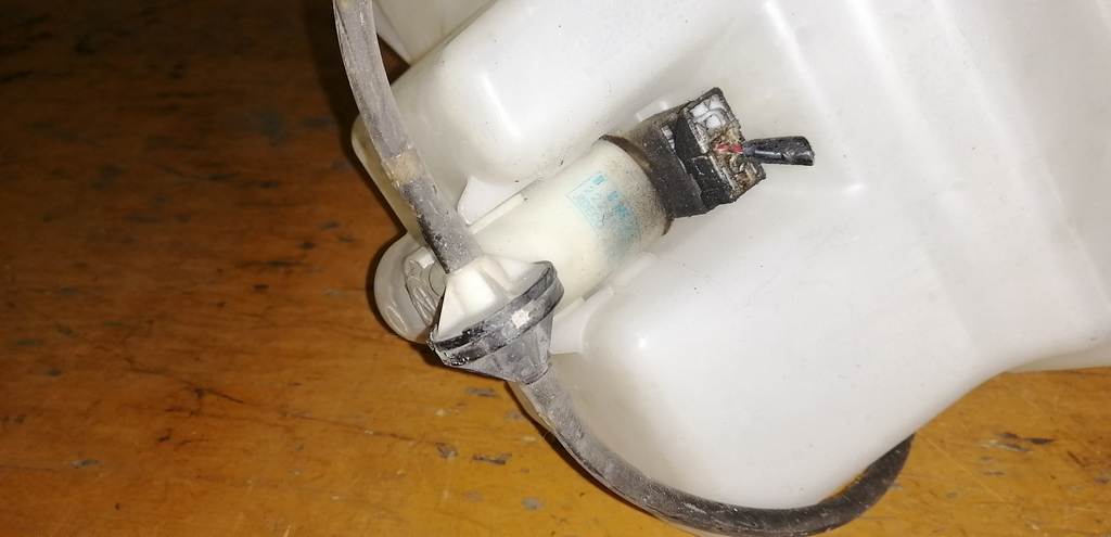 бачок омывателя Nissan Presage