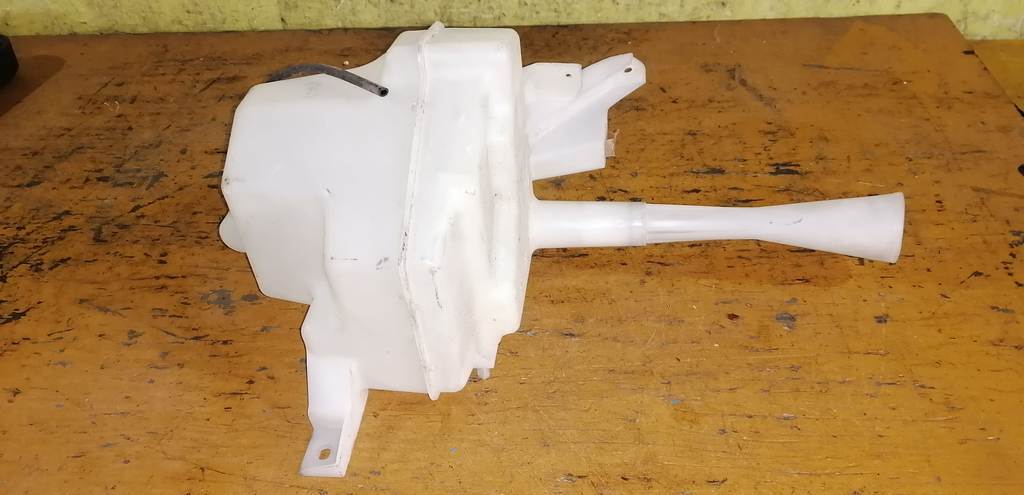 бачок омывателя Nissan Presage