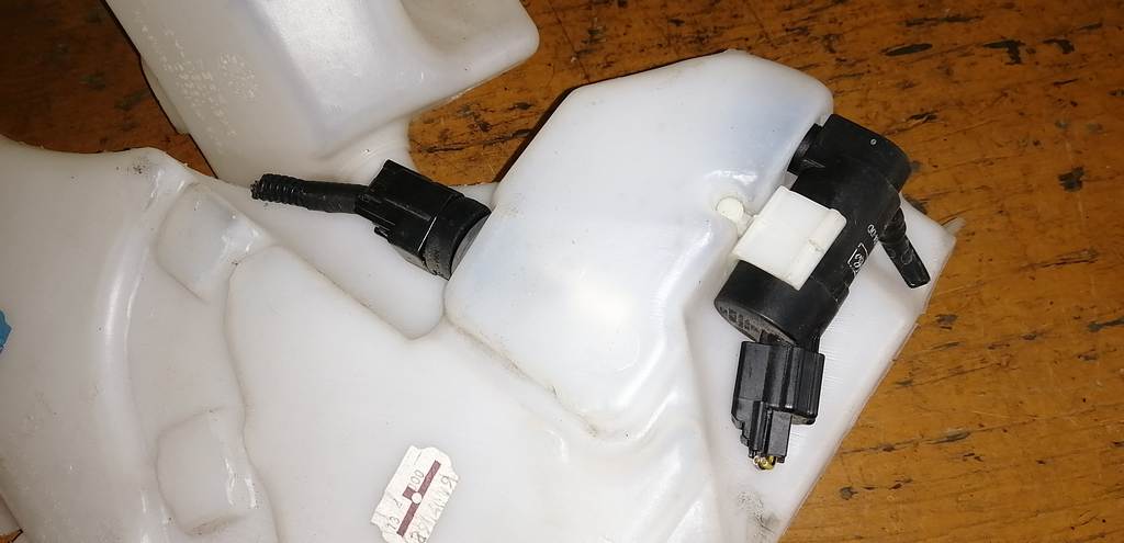 бачок омывателя Volvo S40