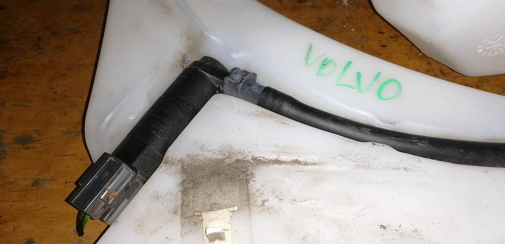 бачок омывателя Volvo S40
