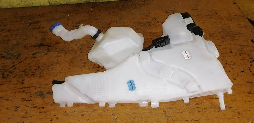 бачок омывателя Volvo S40