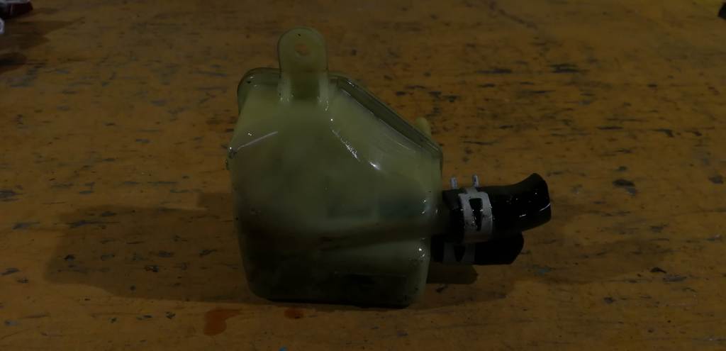 бачок гидроусилителя Mazda Demio