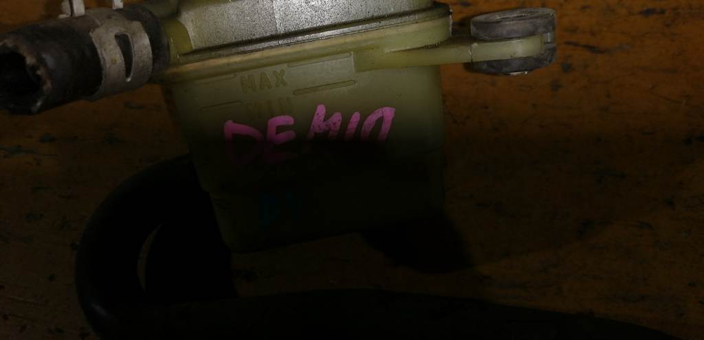 бачок гидроусилителя Mazda Demio