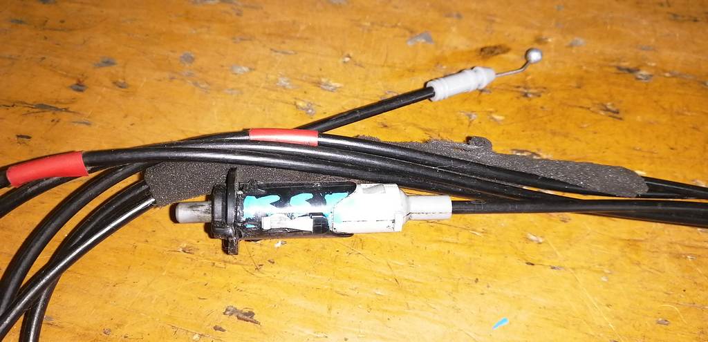 тросик лючка бака Toyota Vitz