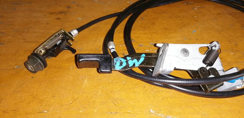 тросик лючка бака Mazda Demio