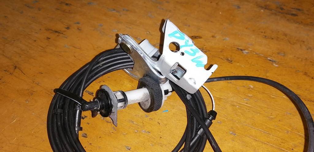 тросик лючка бака Mazda Demio