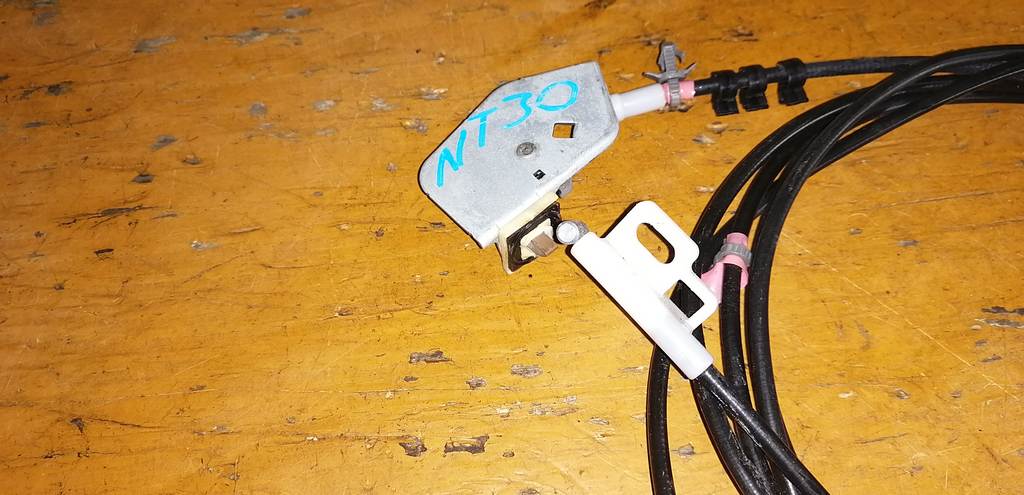 тросик лючка бака Nissan X-Trail