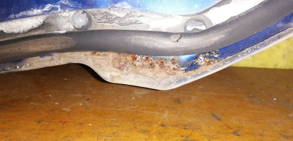 капот Mazda MPV