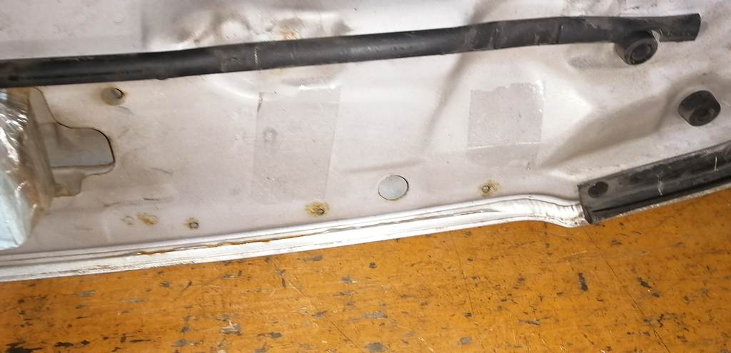 капот Mazda Demio