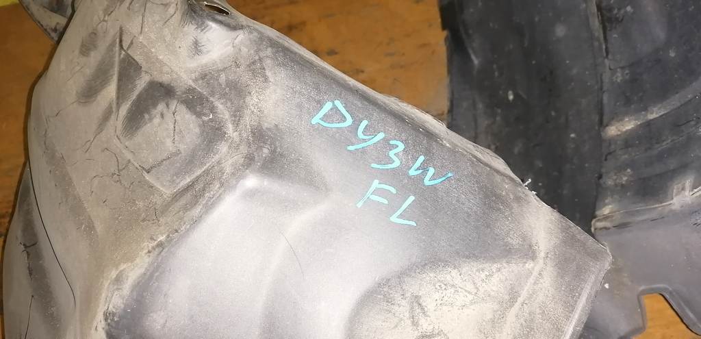 подкрылок Mazda Demio