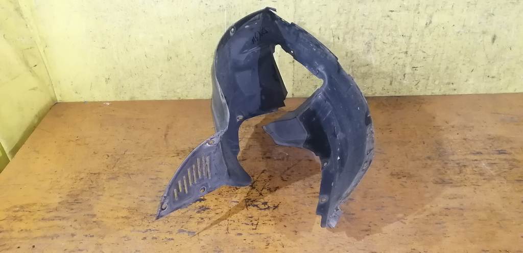 подкрылок Mazda Demio