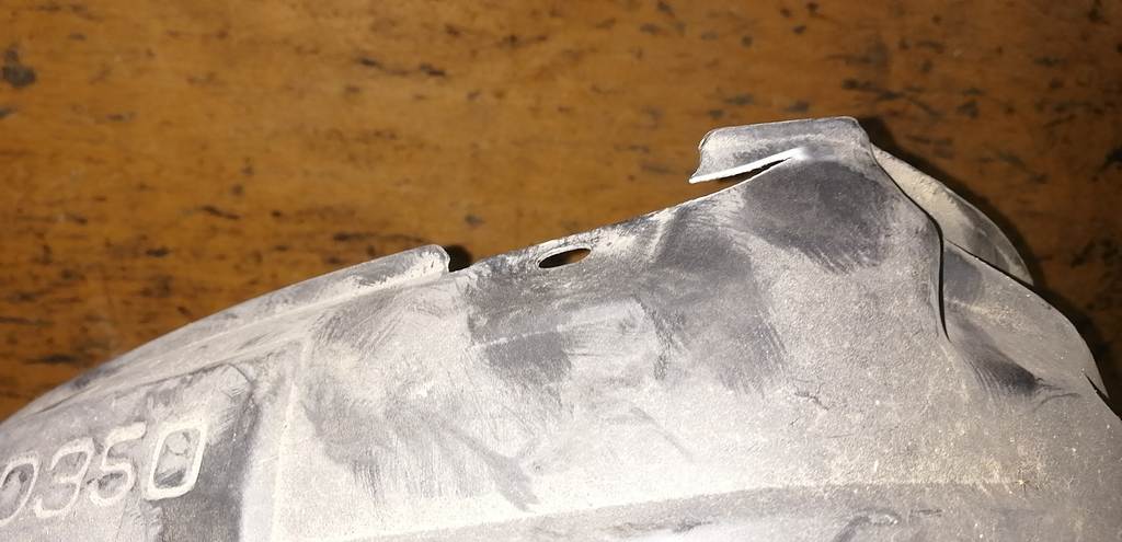 подкрылок Mazda Demio