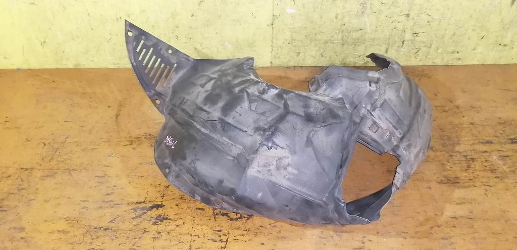 подкрылок Mazda Demio