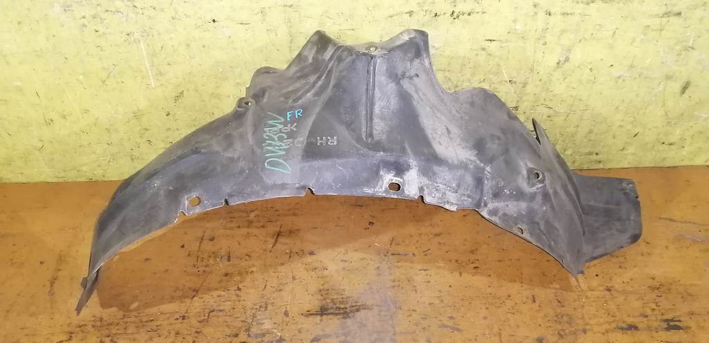 подкрылок Mazda Demio