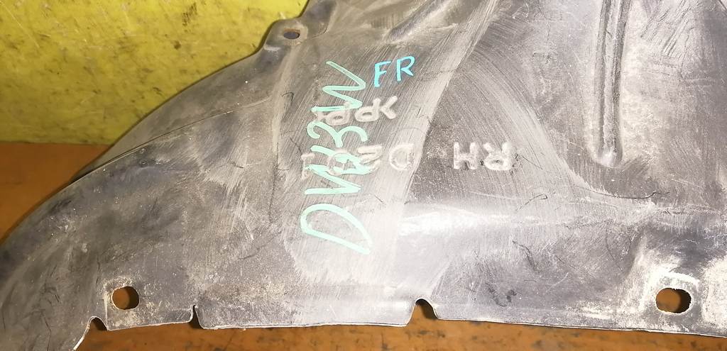 подкрылок Mazda Demio