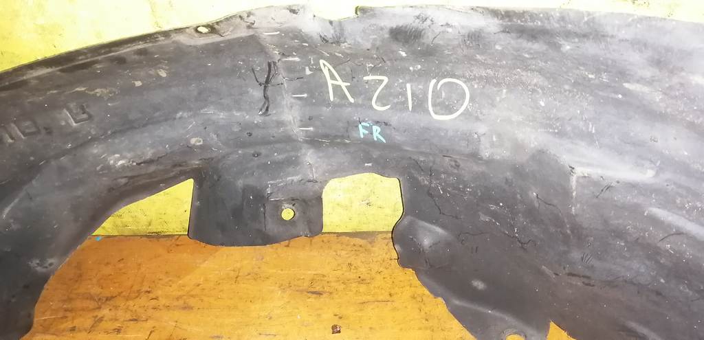 подкрылок Nissan Cube