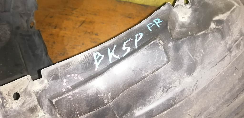 подкрылок Mazda Axela