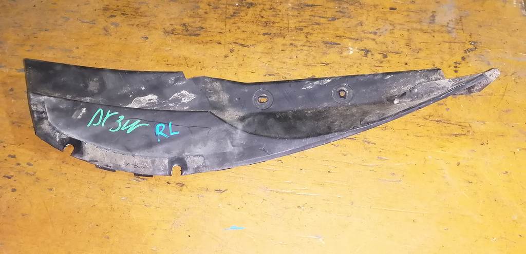 подкрылок Mazda Demio