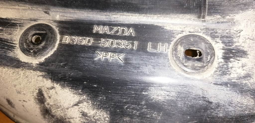 подкрылок Mazda Demio
